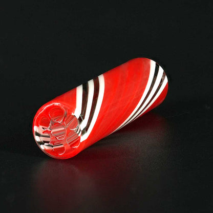 Detailaufnahme STYCKY Glasfilter Cobra Ø 8 mm mit rotem Glas und geschwungenen weißen und schwarzen Linien