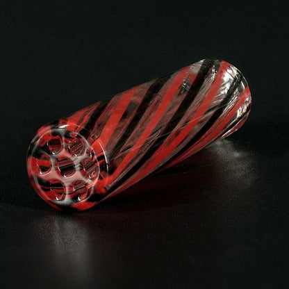 Detailaufnahme STYCKY Glasfilter Crimson Ø 10 mm 40 mm mit roten Spiral-Linien im klaren Glasfilter