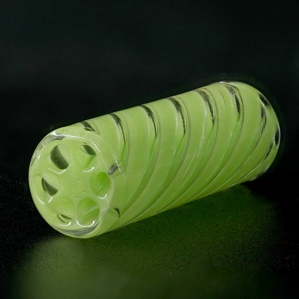 Detailaufnahme STYCKY Glasfilter Herbalis Ø 10 mm 30 mm mit grünen Spiral-Strukturen im Glasfilter