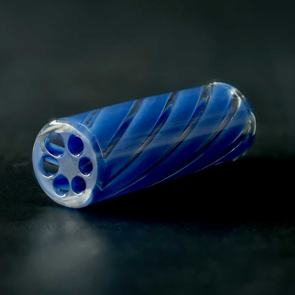 Detailaufnahme STYCKY Glasfilter Nautilus Ø 10 mm 30 mm mit blauen Spiral-Strukturen im Glasfilter