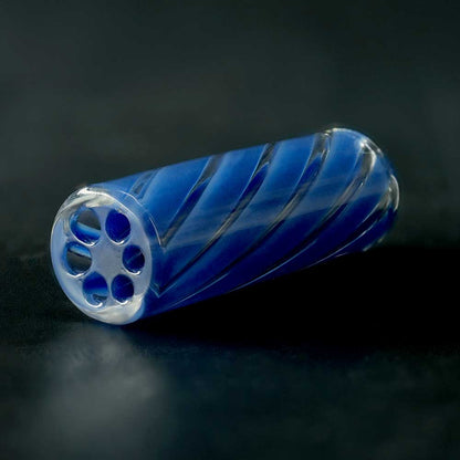 Detailaufnahme STYCKY Glasfilter Nautilus Ø 10 mm 30 mm mit blauen Spiral-Strukturen im Glasfilter