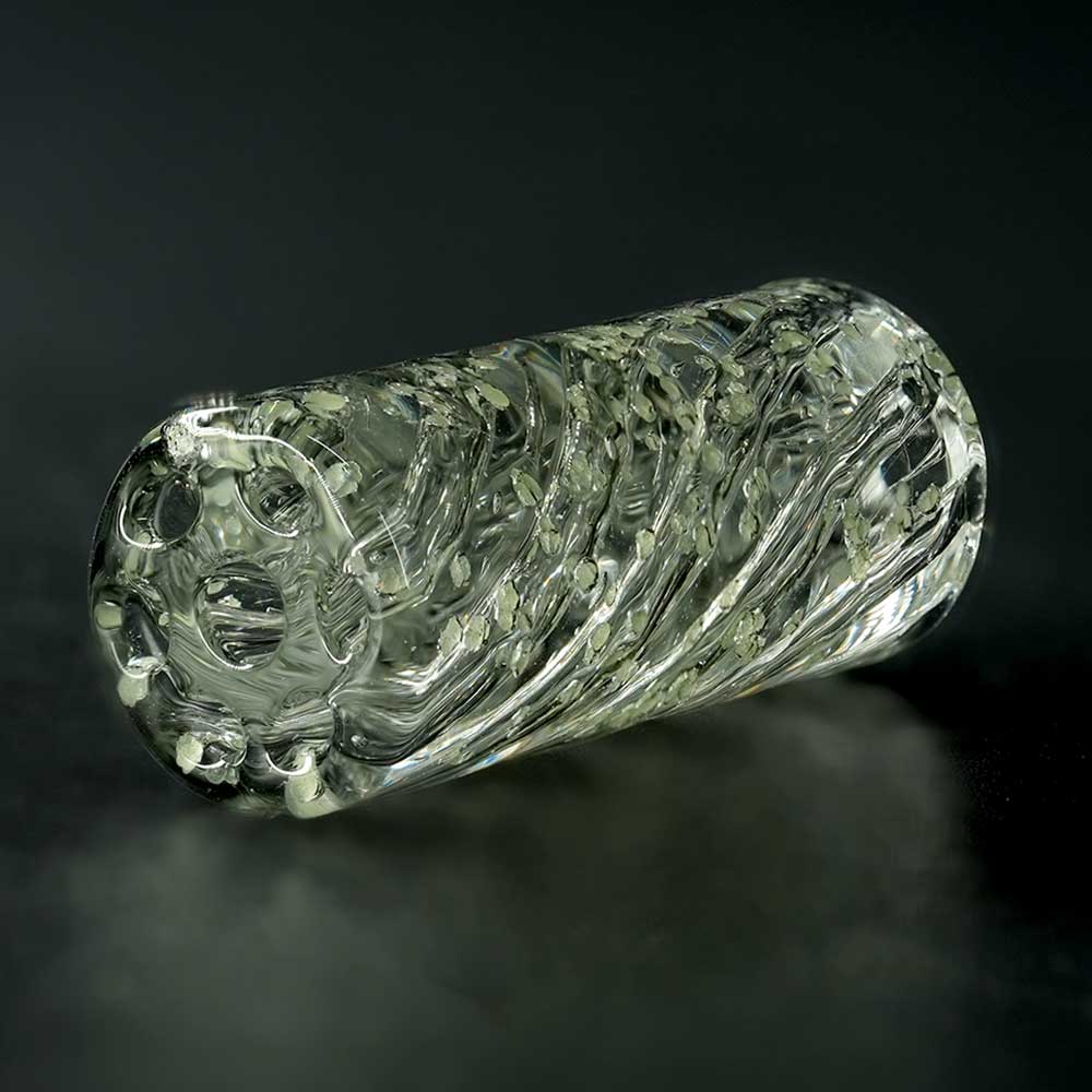 Detailaufnahme STYCKY Glasfilter Nightshine Ø 12 mm 30 mm mit spiralförmigen Strukturen und Glow-Partikeln im Glasfilter