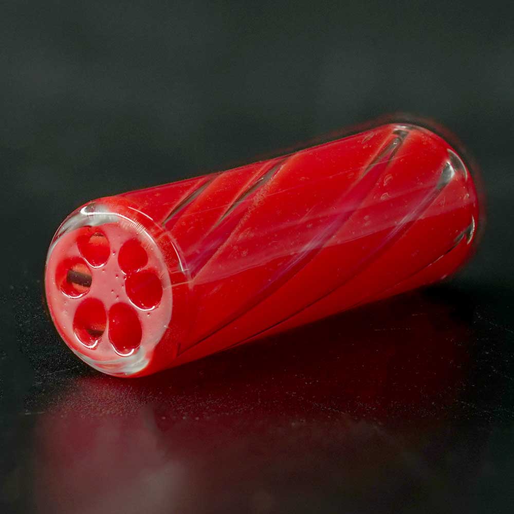 Detailaufnahme STYCKY Glasfilter Rossa Ø 10 mm 30 mm mit roten Spiral-Strukturen im Glasfilter