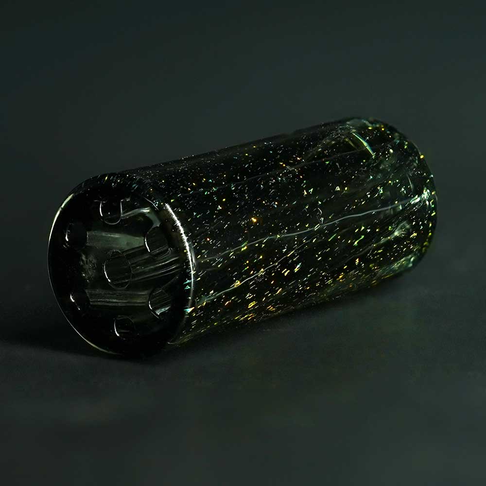 Detailaufnahme STYCKY Glasfilter Sternenhimmel Ø 12 mm 30 mm mit goldenen Sprenkeln im schwarzen Glasfilter im Sternenhimmel-Look