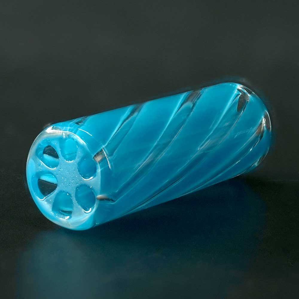 Detailaufnahme STYCKY Glasfilter Thalos Ø 10 mm 30 mm mit türkis-blauen Spiral-Strukturen im Glasfilter