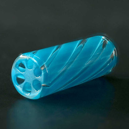 Detailaufnahme STYCKY Glasfilter Thalos Ø 10 mm 30 mm mit türkis-blauen Spiral-Strukturen im Glasfilter