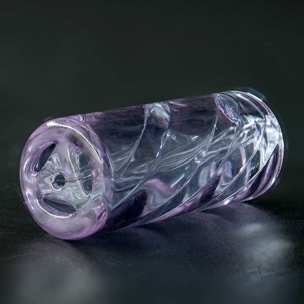 Detailaufnahme STYCKY Glasfilter Violetta Ø 12 mm 30 mm mit feinen Spiral-Strukturen und violettem Schimmer im Glas