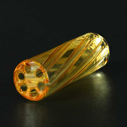 Detailaufnahme STYCKY Glasfilter Helios Ø 8 mm mit goldfarbenen Spirallinien im Glasfilter