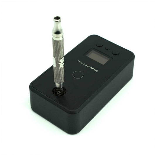 Yllvape Induktionsheizer V.2 im Einsatz – ein DynaVap Vaporizer wird in die Heizöffnung gesteckt, bereit zur Erhitzung ohne Feuerzeug