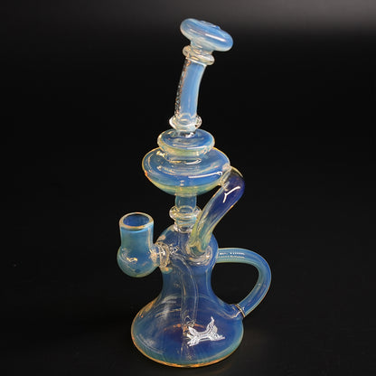 schrägansicht der Dab Rig Flux mit Recycler-Kammer und gebogenem Mundstück
