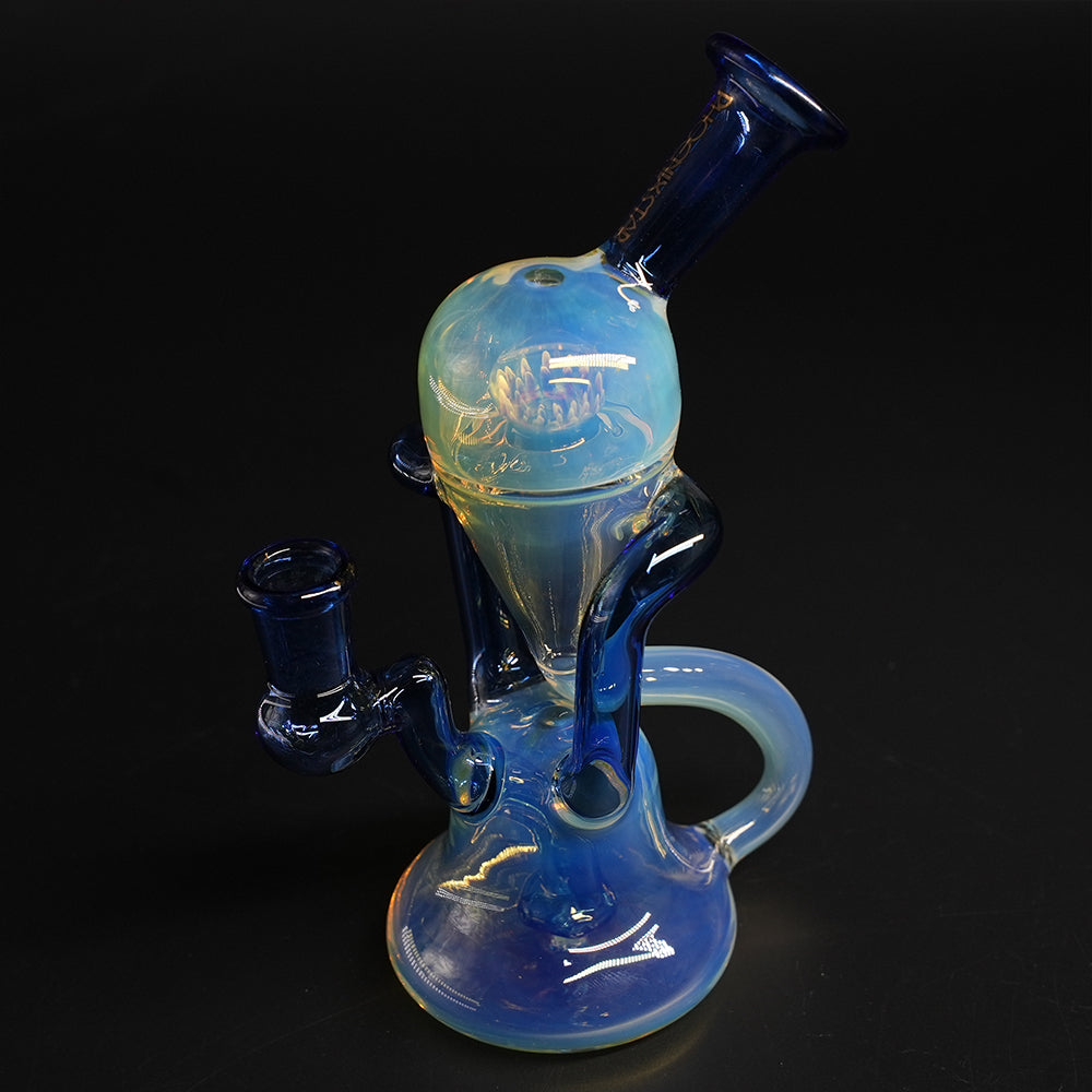 schrägansicht der Lotus Recycler Dab Rig mit symmetrischen blauen Glasarmen