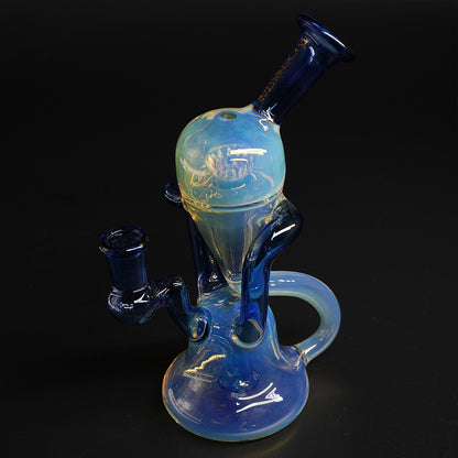 schrägansicht der Lotus Recycler Dab Rig mit symmetrischen blauen Glasarmen