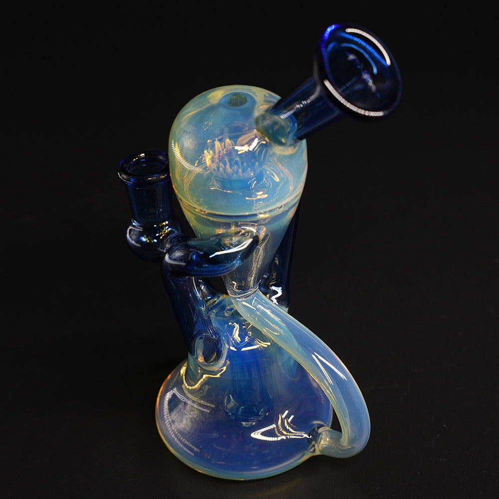 schrägansicht der Dab Rig Lotus mit Recycler-System und blauem Mundstück