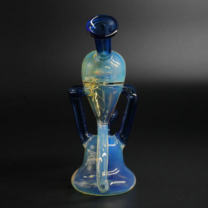 Rückansicht der Lotus Recycler Dab Rig mit symmetrischen blauen Glasarmen