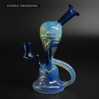 Dab Rig Lotus Recycler aus Silver-Fumed-Glas in dunkler umgebung