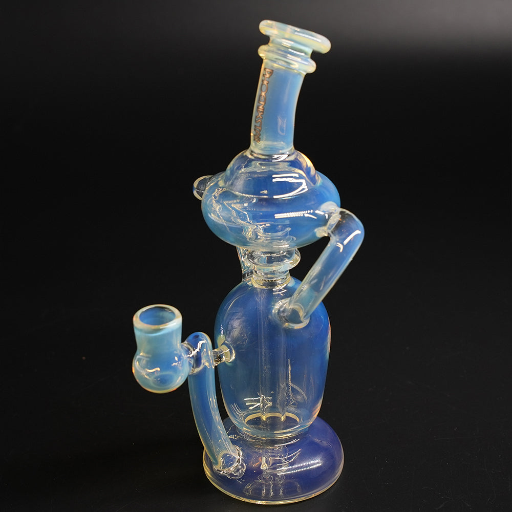 schrägansicht der Dab Rig Luma mit zwei Recycler-Rohren und hoher Glaskammer