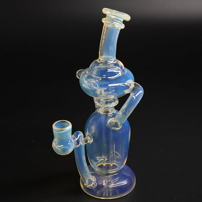 schrägansicht der Dab Rig Luma mit zwei Recycler-Rohren und hoher Glaskammer