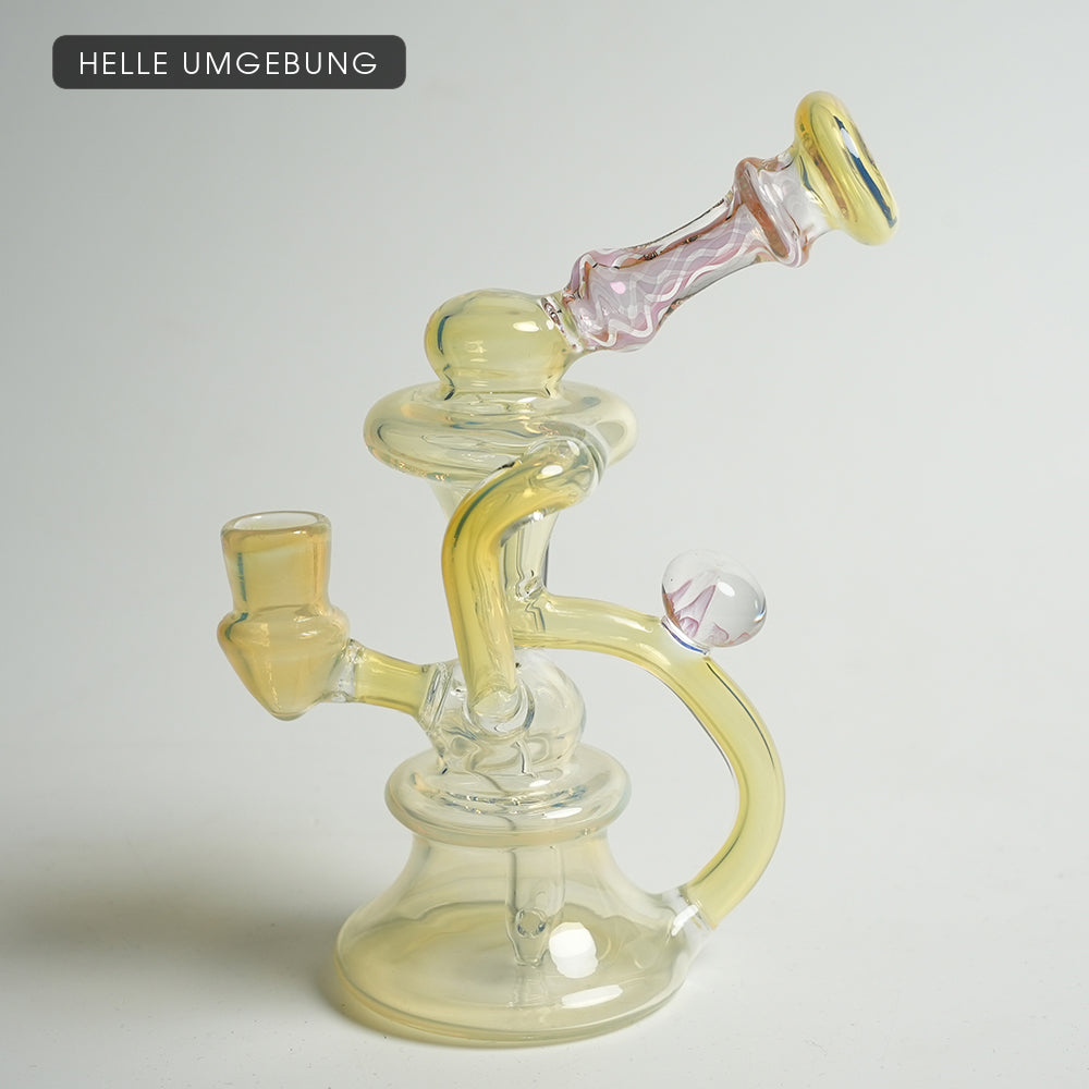 Dab Rig Nova Orb Recycler aus Silver-Fumed-Glas in heller umgebung