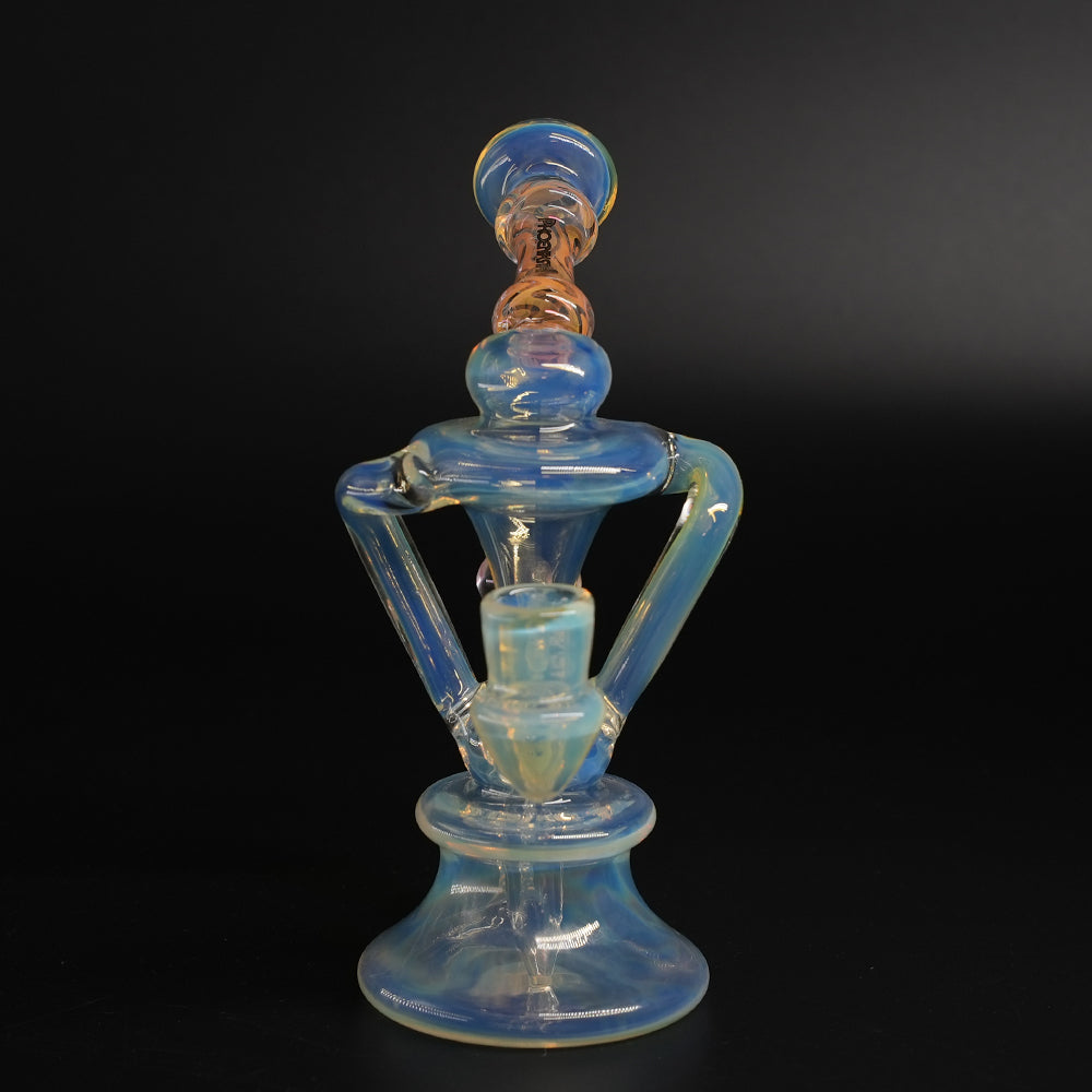 Frontansicht der Nova Orb Recycler Dab Rig mit orangefarbener Glaskugel