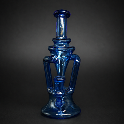 Frontansicht der Dab Rig Velvet Blue mit symmetrischen Recycler-Rohren