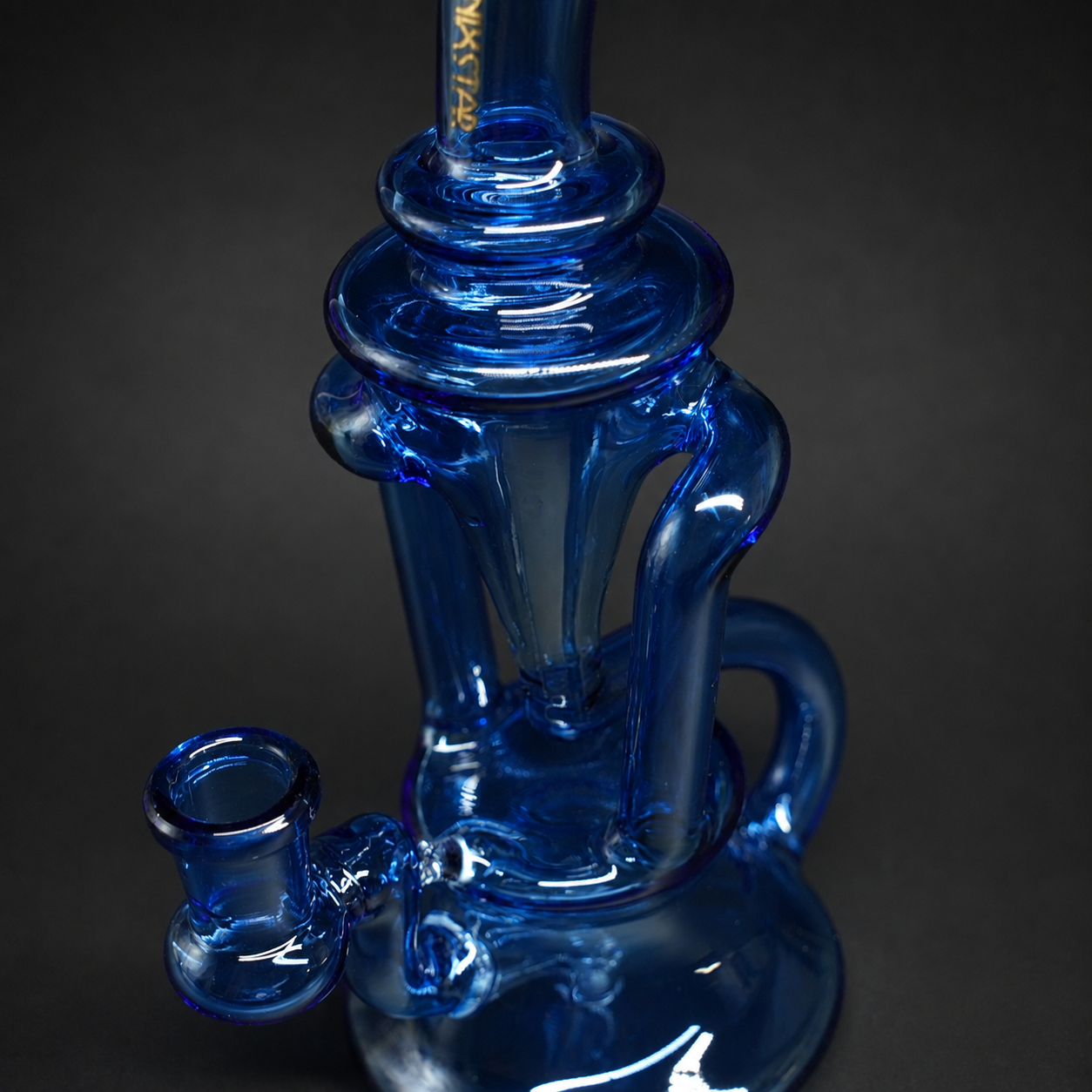 Nahaufnahme des oberen Recycler-Systems und Mundstücks der Dab Rig Velvet Blue