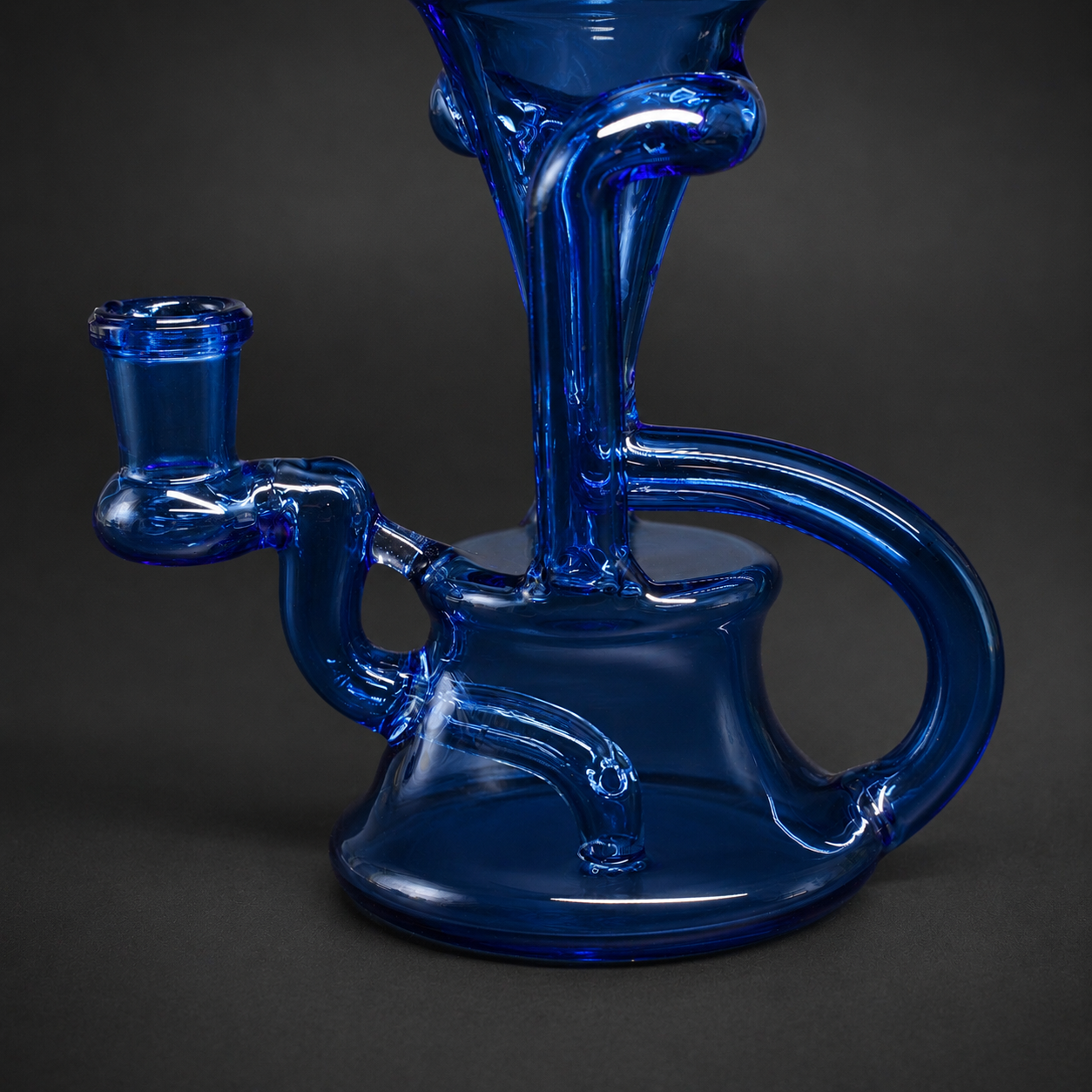 Detailansicht von Standfuß, 14-mm-Anschluss und Recycler-Rohr der Velvet Blue Dab Rig