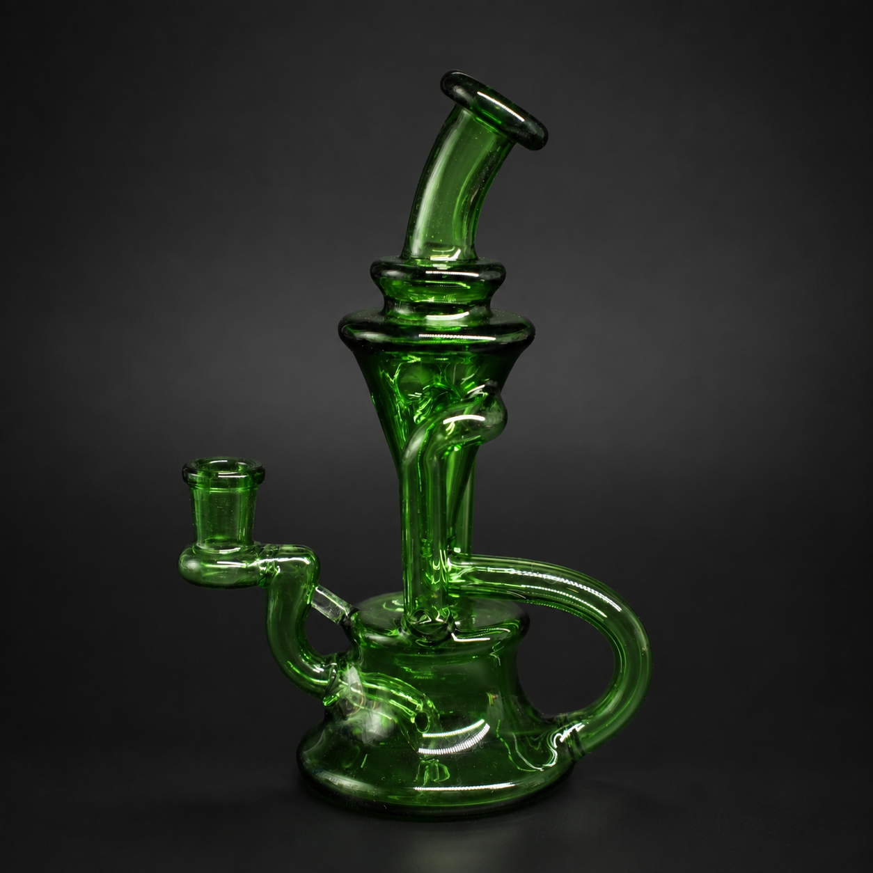 Dab Rig Velvet Green Recycler aus dunkelgrünem Glas mit 14-mm-Schliff in seitlicher Gesamtansicht