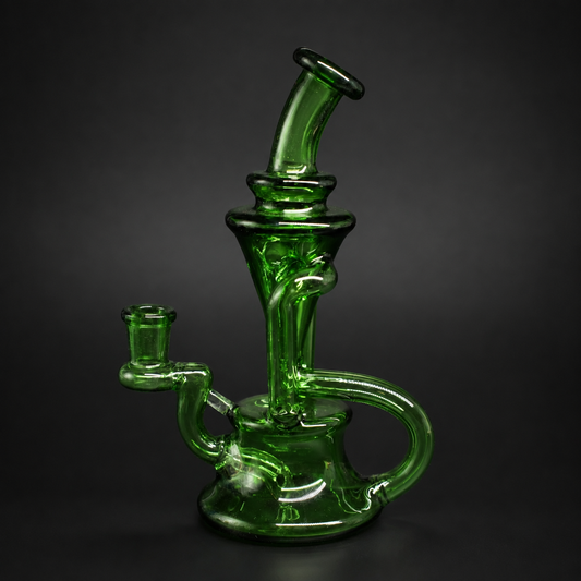 Dab Rig Velvet Green Recycler aus dunkelgrünem Glas mit 14-mm-Schliff in seitlicher Gesamtansicht