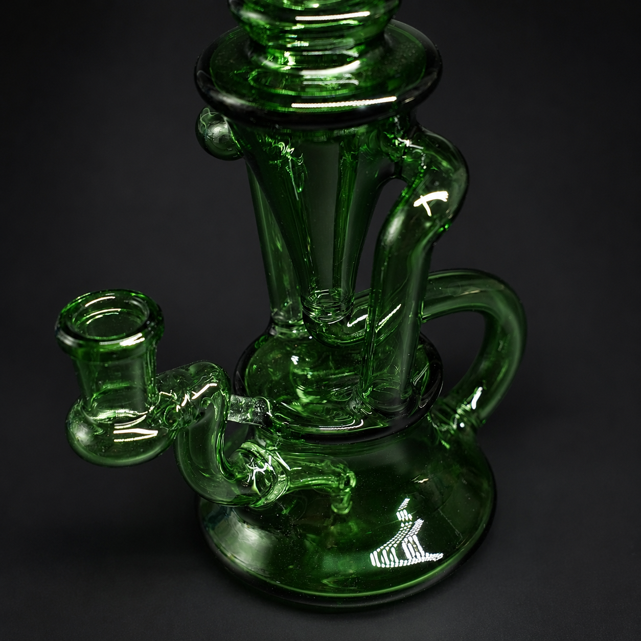 Detailansicht des Recycler-Systems und 14-mm-Anschlusses der Dab Rig Velvet Green