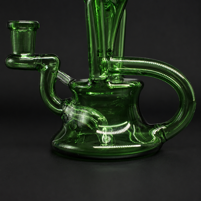 Nahaufnahme des Standfußes, 14-mm-Anschlusses und seitlichen Recycler-Rohrs der Velvet Green Dab Rig
