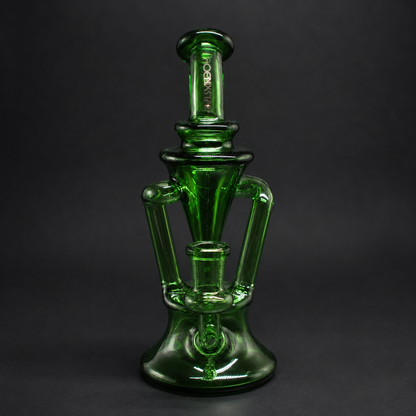 Frontansicht der Dab Rig Velvet Green aus dunkelgrünem Glas mit Recycler-System und 14-mm-Schliff
