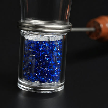 Detailansicht des GRAVEDA EPIC Terphammers mit Glasadapter und blauen Speichersteinen