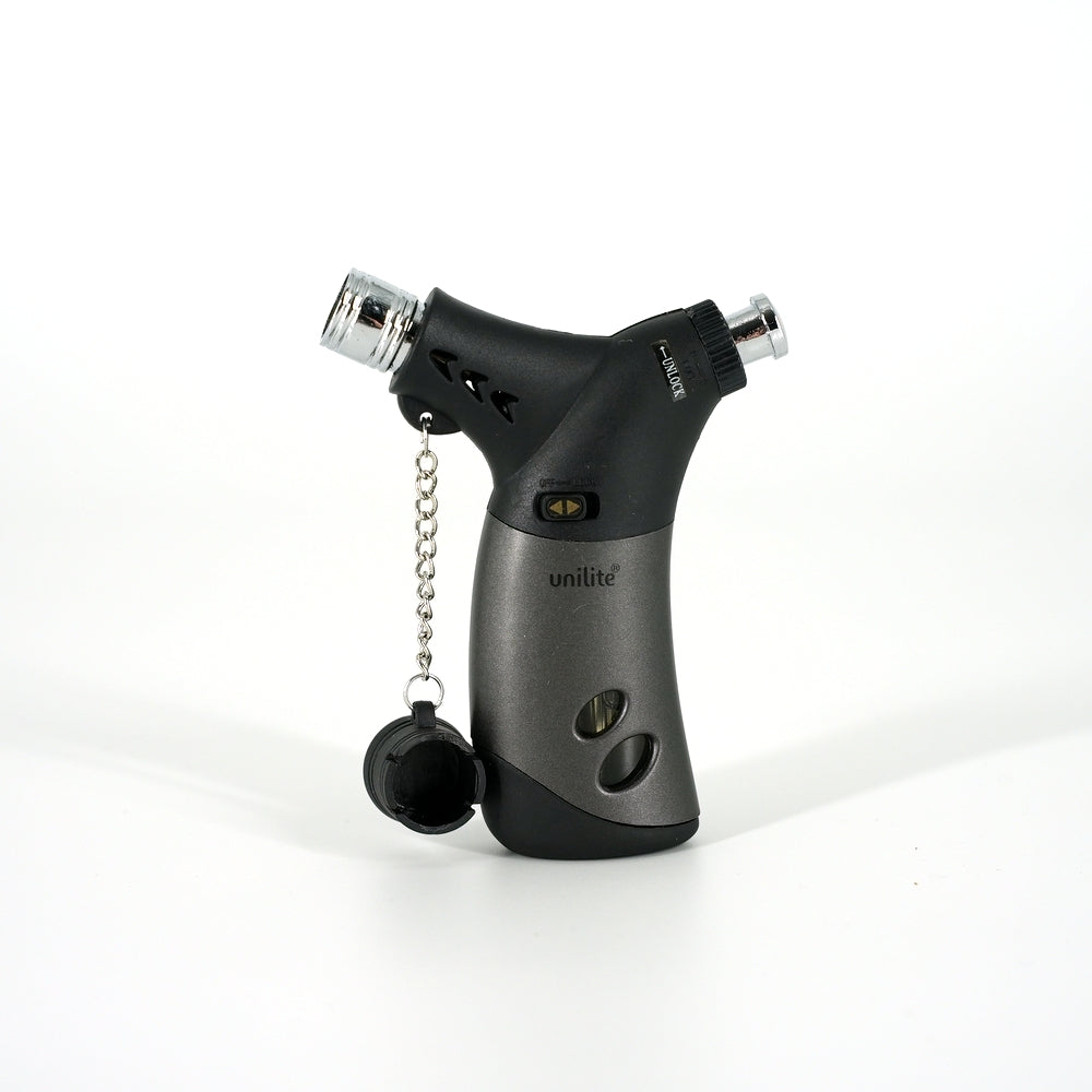 Das schwarze Unilite Jetflame Feuerzeug Kingston mit Turbo-Flamme, Schutzkappe und Tankfenste