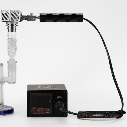 Ball-Vape eingesetzt in eine Bong – angeschlossener Heizcontroller, bereit zur Verwendung