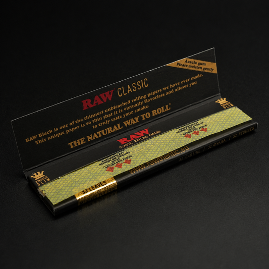 Geöffnete RAW Black KSS Papers mit sichtbaren Blättchen