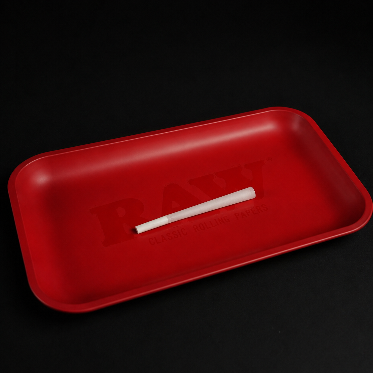 RAW Metal Rolling Tray Red Small mit Papier-Cone zur Größeneinordnung