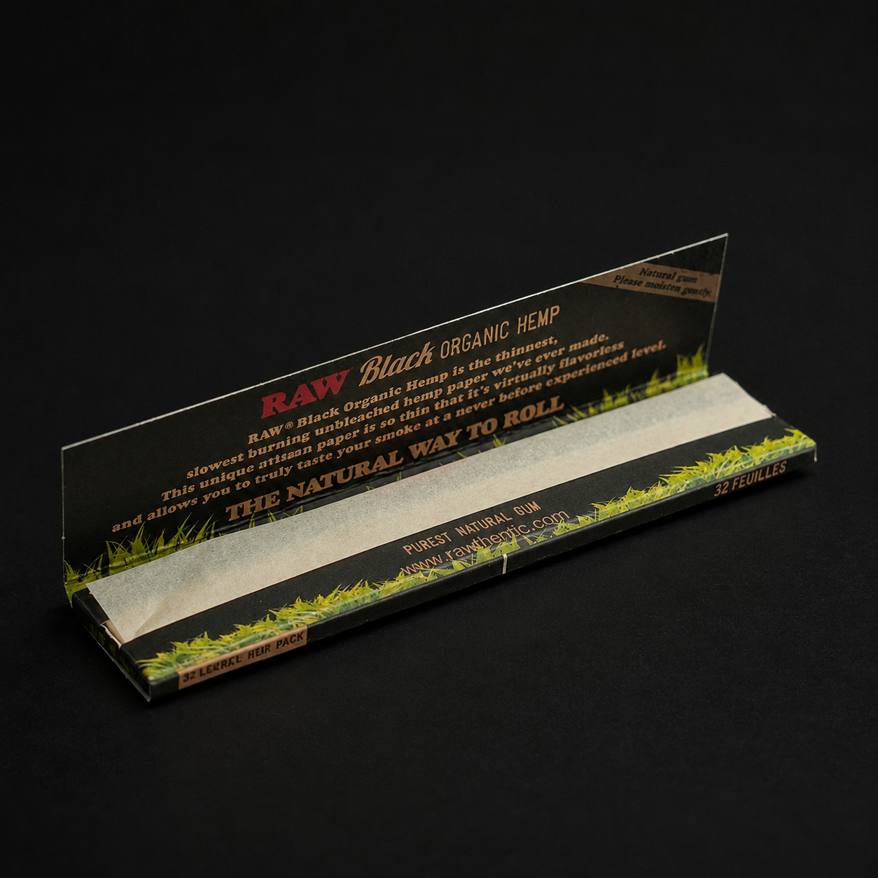 Geöffnete RAW Organic Hemp KSS Papers mit sichtbaren Blättchen