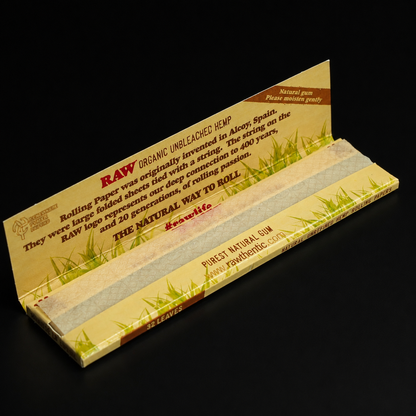Geöffnete RAW Organic Hemp KSS Papers mit sichtbaren Blättchen