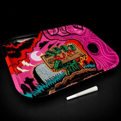 RAW Zombie Rolling Tray Large in Schrägansicht mit Zombie-Motiv und Papierrolle zum Größenvergleich