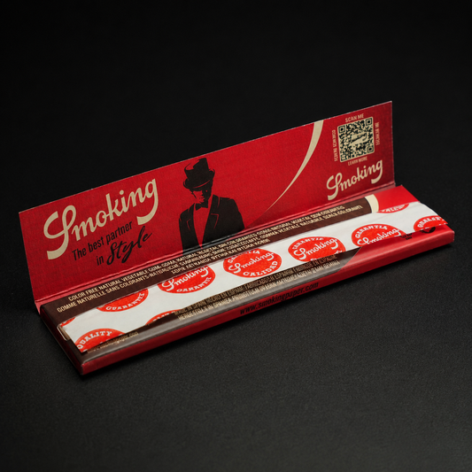 Geöffnete Smoking Brown King Size Papers mit sichtbaren Blättchen