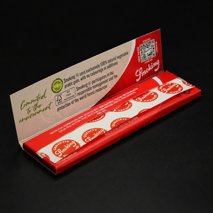 Geöffnete Smoking Red King Size Papers mit sichtbaren Blättchen