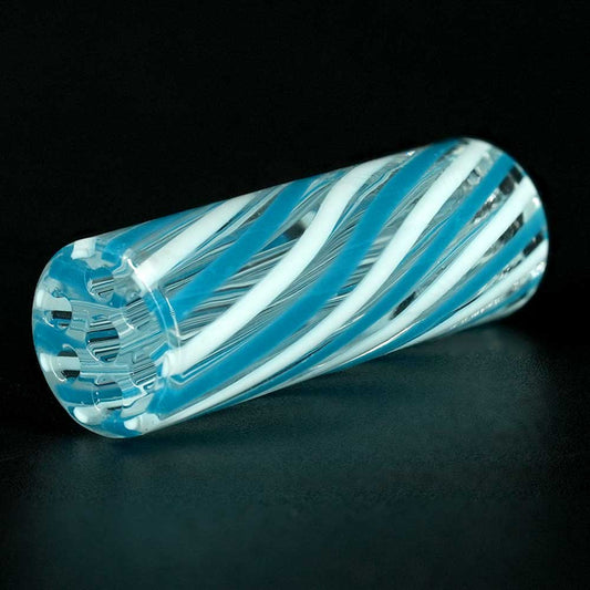 Detailaufnahme STYCKY Glasfilter Azur Ø 10 mm mit hellblauen und weißen Spirallinien im Glasfilter