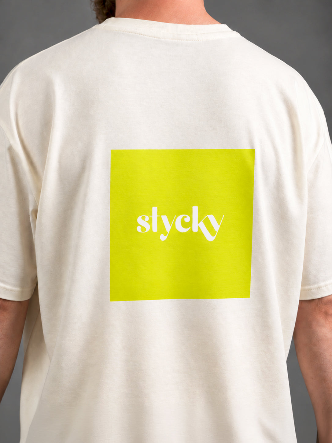 STYCKY T-Shirt | Cremeweiß | Grünes STYCKY Logo | leicht oversized