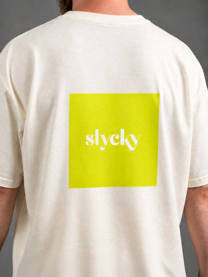 STYCKY T-Shirt | Cremeweiß | Grünes STYCKY Logo | leicht oversized