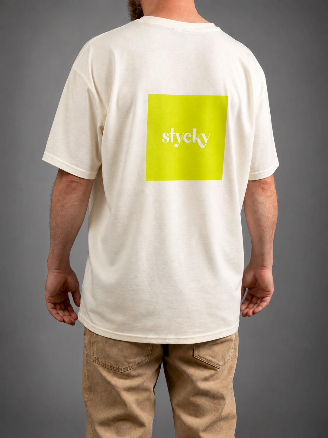 STYCKY T-Shirt | Cremeweiß | Grünes STYCKY Logo | leicht oversized
