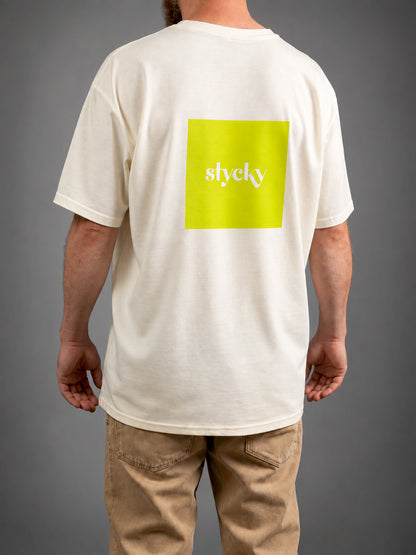 STYCKY T-Shirt | Cremeweiß | Grünes STYCKY Logo | leicht oversized